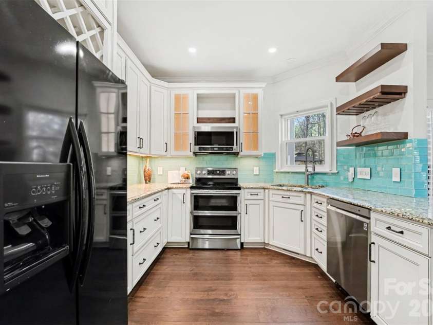 19603 Galleon View, Cornelius, NC 28031.  MLS# CAR4333436, YatesRealty ID 22243. Ample sized kitchen with lots of cabinets.