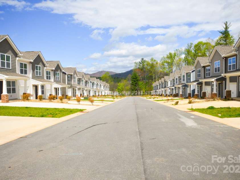 60 Cain Hollow Way, Asheville, NC 28806.  MLS# CAR4269401, YatesRealty ID 22244. 