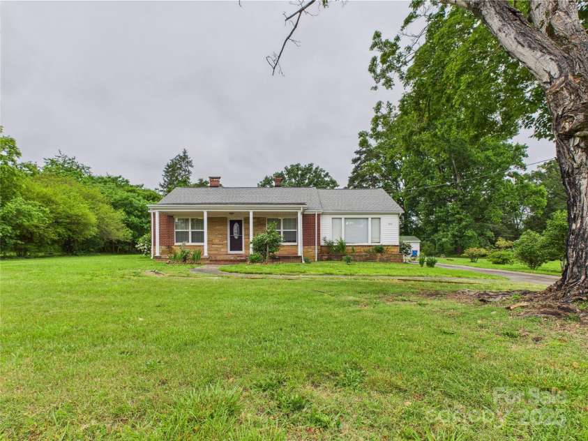 3055 16th Street, Hickory, NC 28601.  MLS# CAR4264396, YatesRealty ID 22247. 