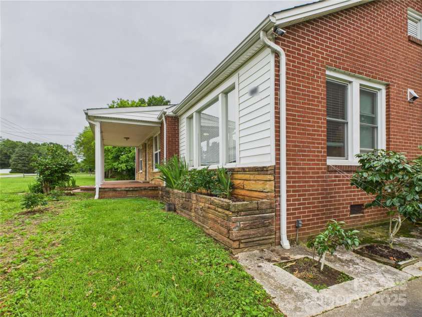 3055 16th Street, Hickory, NC 28601.  MLS# CAR4264396, YatesRealty ID 22247. 