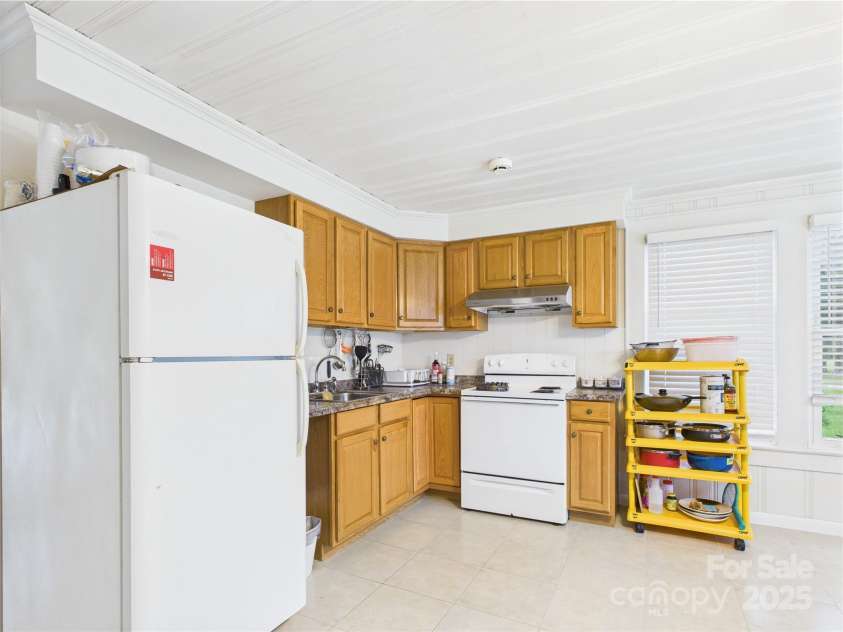 3055 16th Street, Hickory, NC 28601.  MLS# CAR4264396, YatesRealty ID 22247. 