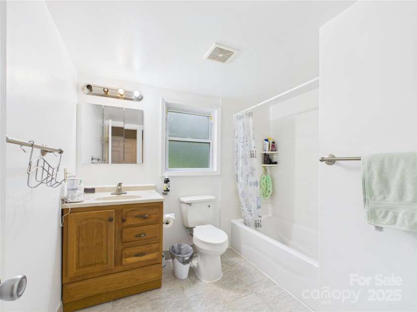 3055 16th Street, Hickory, NC 28601.  MLS# CAR4264396, YatesRealty ID 22247. 