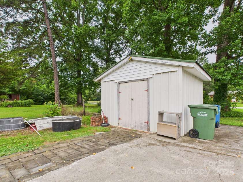 3055 16th Street, Hickory, NC 28601.  MLS# CAR4264396, YatesRealty ID 22247. 