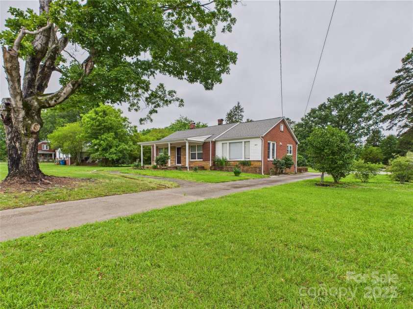 3055 16th Street, Hickory, NC 28601.  MLS# CAR4264396, YatesRealty ID 22247. 