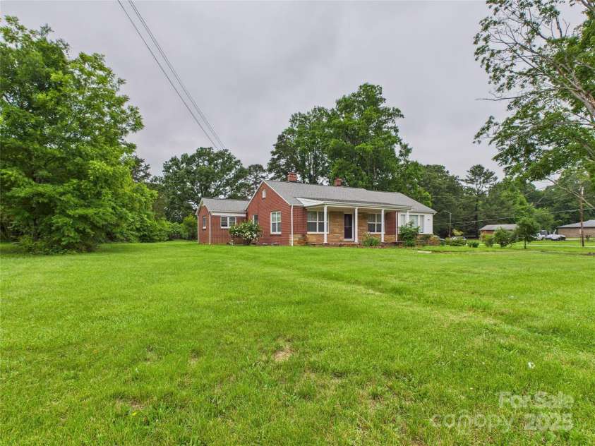 3055 16th Street, Hickory, NC 28601.  MLS# CAR4264396, YatesRealty ID 22247. 