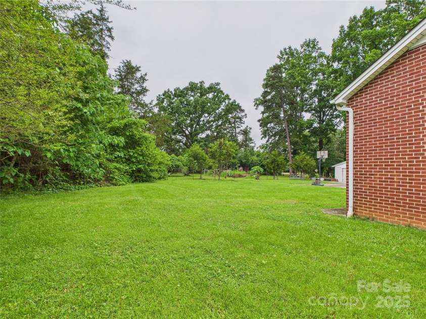 3055 16th Street, Hickory, NC 28601.  MLS# CAR4264396, YatesRealty ID 22247. 
