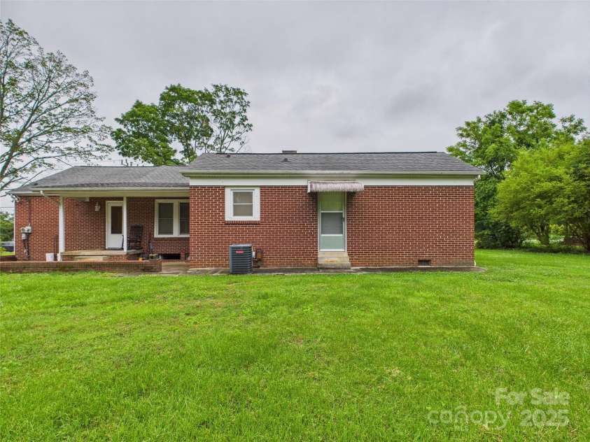 3055 16th Street, Hickory, NC 28601.  MLS# CAR4264396, YatesRealty ID 22247. 