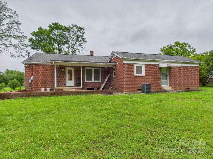 3055 16th Street, Hickory, NC 28601.  MLS# CAR4264396, YatesRealty ID 22247. 