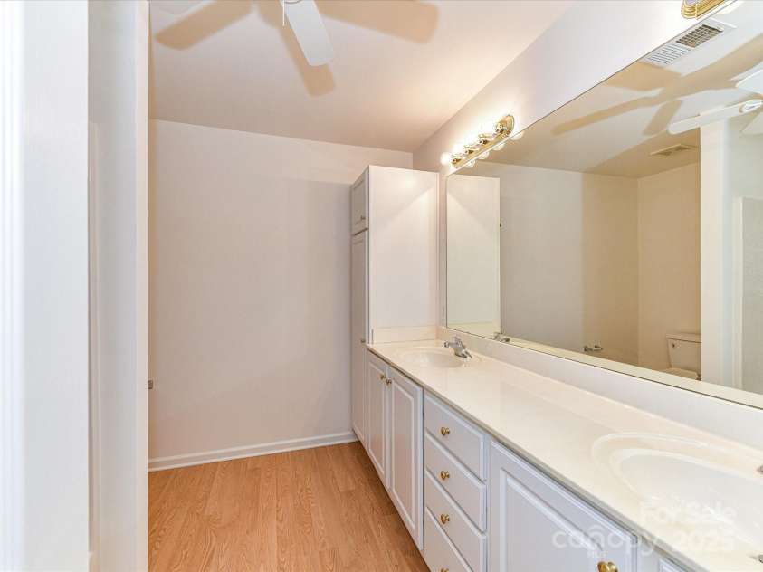11705 Silverado Lane, Charlotte, NC 28277.  MLS# CAR4244459, YatesRealty ID 22250. Bathroom on second level