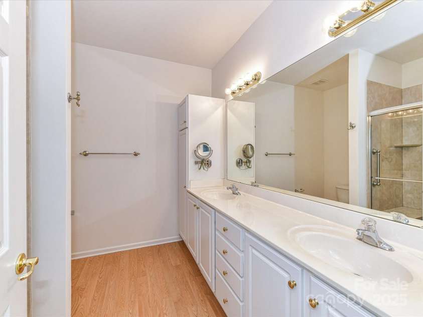 11705 Silverado Lane, Charlotte, NC 28277.  MLS# CAR4244459, YatesRealty ID 22250. Primary Bathroom