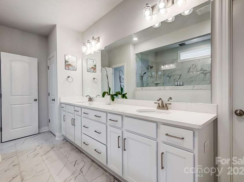 6858 Hunts Mesa Drive, Fort Mill, SC 29707.  MLS# CAR4222189, YatesRealty ID 22251. Dual raised vanity