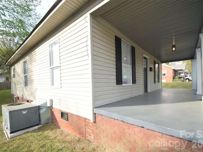 152 Academy Avenue, Concord, NC 28025.  MLS# CAR4364730, YatesRealty ID 22252. 