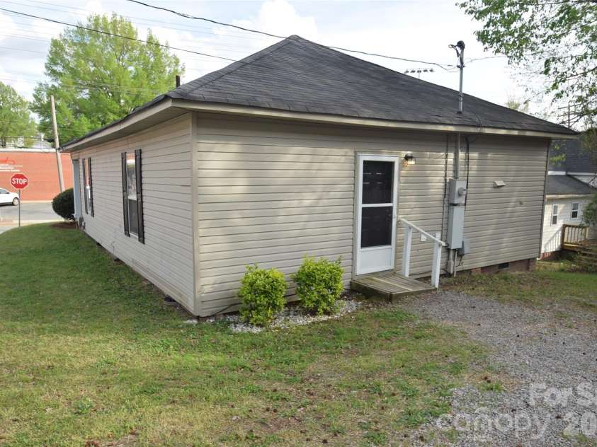 152 Academy Avenue, Concord, NC 28025.  MLS# CAR4364730, YatesRealty ID 22252. 