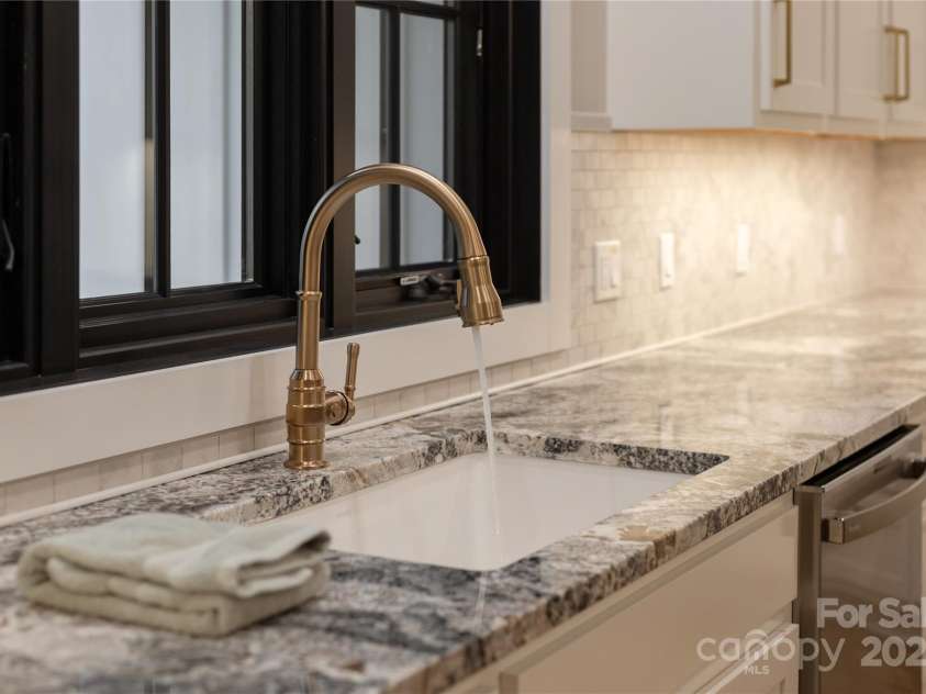 467 Dale Road, Spruce Pine, NC 28777.  MLS# CAR4260638, YatesRealty ID 22253. 