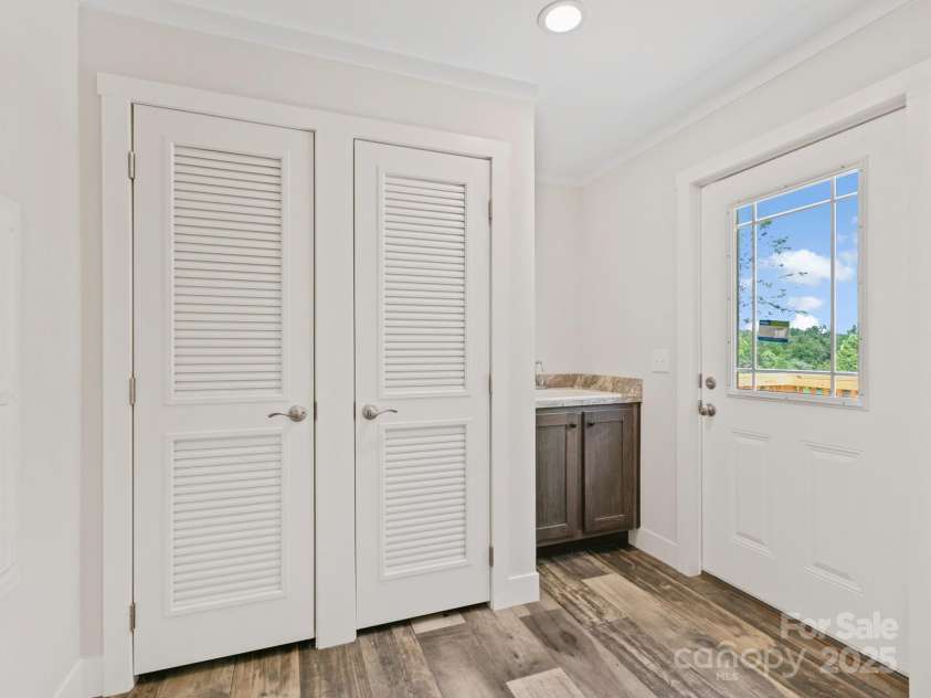 206 Walnut Branch Road, Weaverville, NC 28787.  MLS# CAR4271269, YatesRealty ID 22255. Large laundry / mudroom with sink