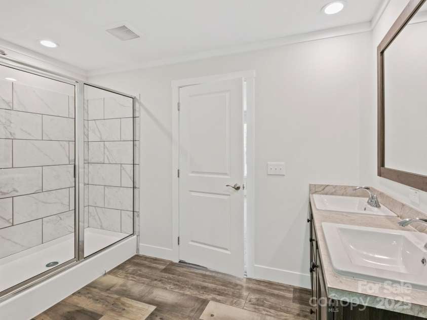 206 Walnut Branch Road, Weaverville, NC 28787.  MLS# CAR4271269, YatesRealty ID 22255. Primary Bathroom
