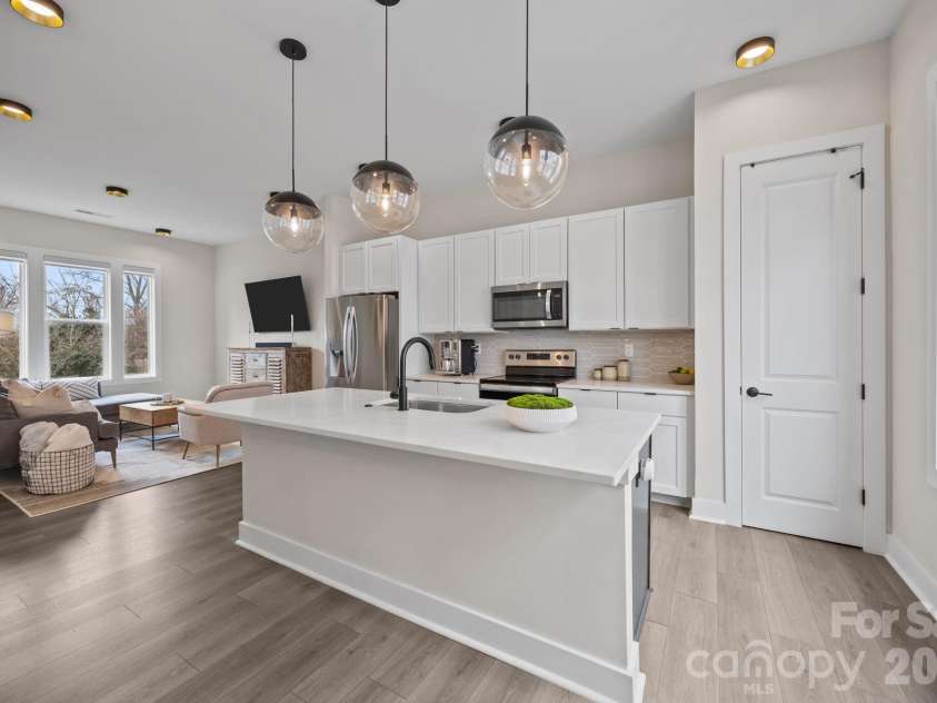 513 Strong Avenue, Charlotte, NC 28205.  MLS# CAR4366666, YatesRealty ID 22256. 