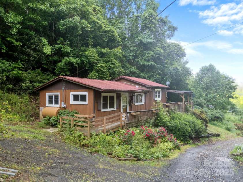 160 Colehearth Hollow Road, Bakersville, NC 28705.  MLS# CAR4261201, YatesRealty ID 22258. 