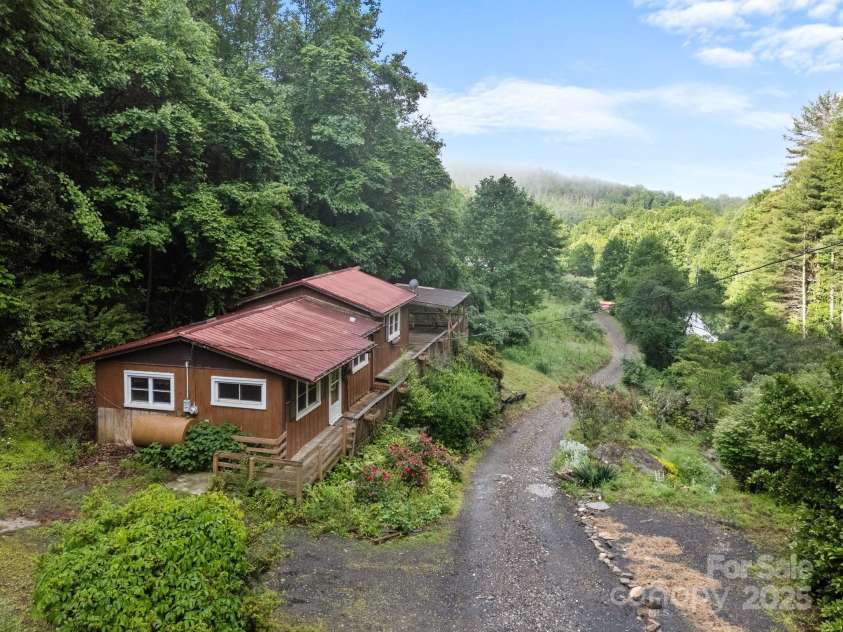 160 Colehearth Hollow Road, Bakersville, NC 28705.  MLS# CAR4261201, YatesRealty ID 22258. 