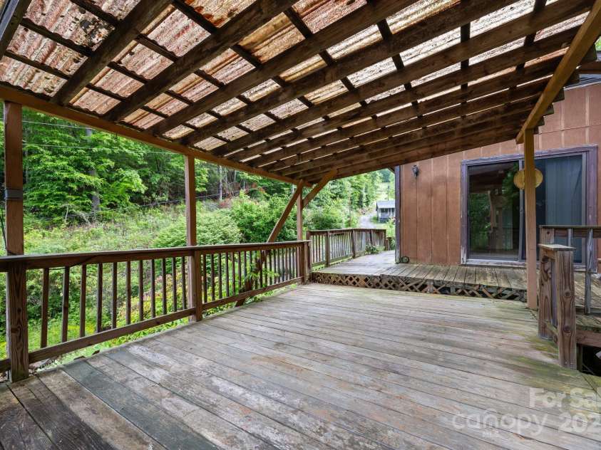 160 Colehearth Hollow Road, Bakersville, NC 28705.  MLS# CAR4261201, YatesRealty ID 22258. 