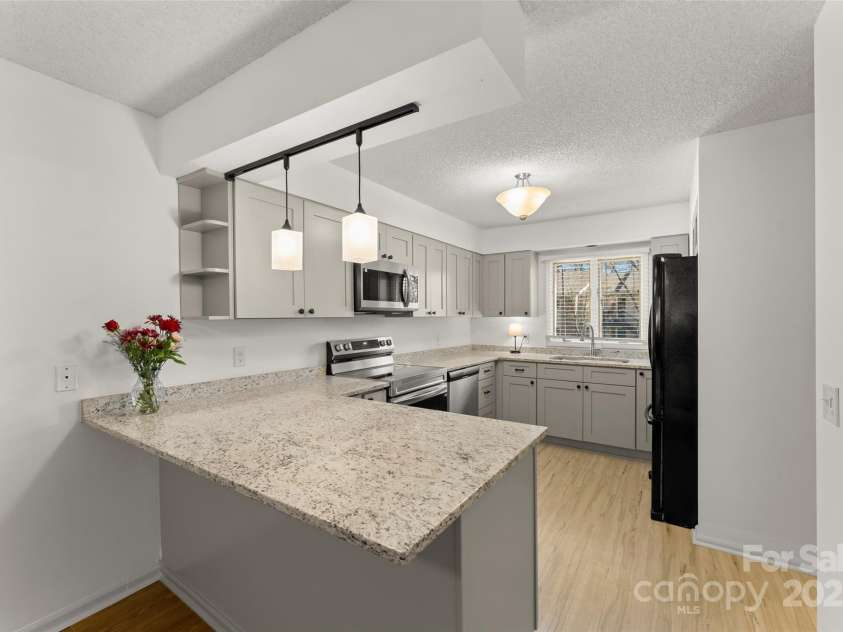 630 Britton Creek Drive, Hendersonville, NC 28791.  MLS# CAR4241236, YatesRealty ID 22259. Breakfast bar