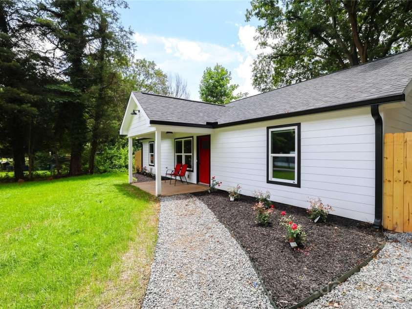 9208 Detroiter Drive, Huntersville, NC 28078.  MLS# CAR4274668, YatesRealty ID 22264. Front, covered patio 