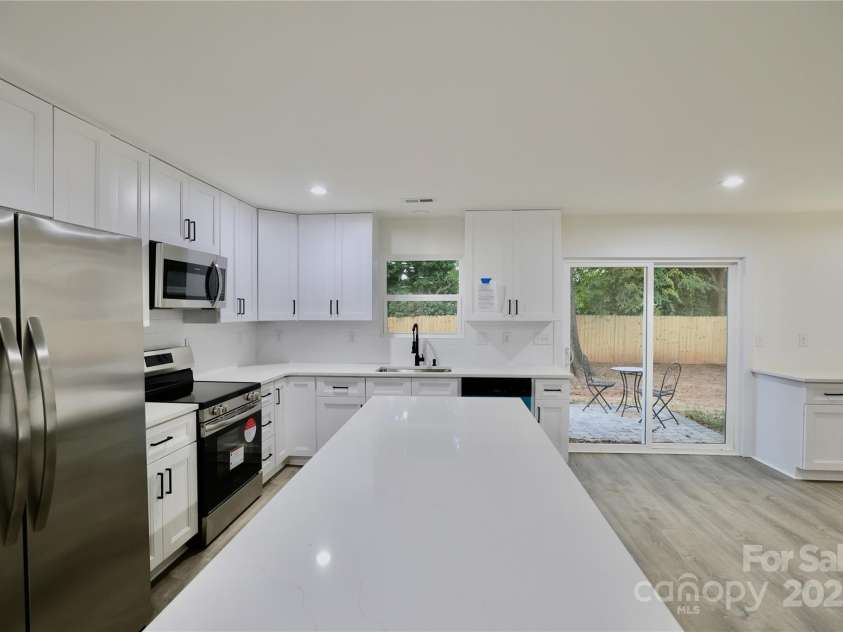 9208 Detroiter Drive, Huntersville, NC 28078.  MLS# CAR4274668, YatesRealty ID 22264. Quartz countertops & soft-close cabinets