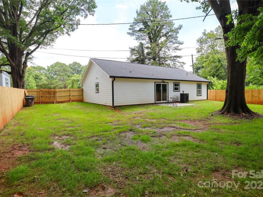 9208 Detroiter Drive, Huntersville, NC 28078.  MLS# CAR4274668, YatesRealty ID 22264. Spacious, flat yard