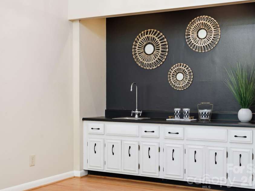 201 Riverview Terrace, Lake Wylie, SC 29710.  MLS# CAR4316680, YatesRealty ID 22265. Entertaining!