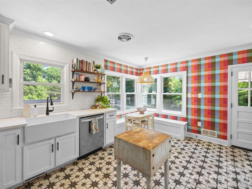 632 Sedgewood Drive, Rock Hill, SC 29732.  MLS# CAR4376198, YatesRealty ID 22269. Bright and updated kitchen.
