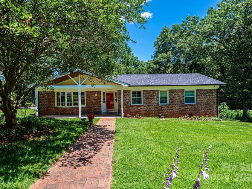 1036 11th Street Circle Drive, Hickory, NC 28601.  MLS# CAR4273240, YatesRealty ID 22270. 