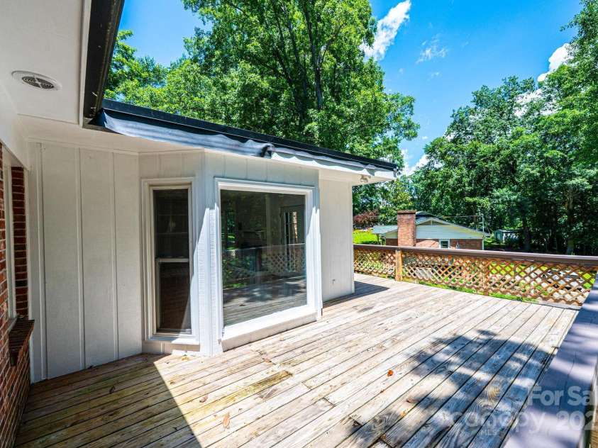 1036 11th Street Circle Drive, Hickory, NC 28601.  MLS# CAR4273240, YatesRealty ID 22270. 