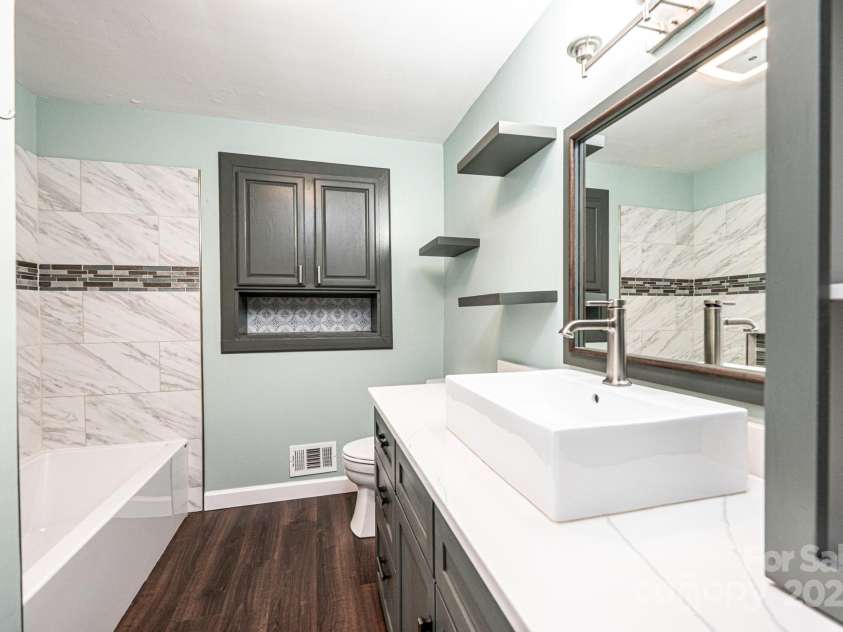 1036 11th Street Circle Drive, Hickory, NC 28601.  MLS# CAR4273240, YatesRealty ID 22270. 
