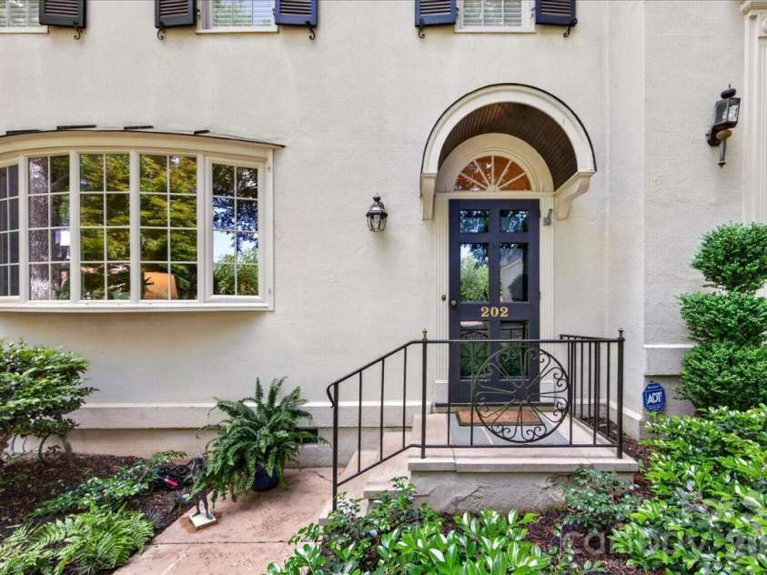 202 Perrin Place, Charlotte, NC 28207.  MLS# CAR4372798, YatesRealty ID 22270. 