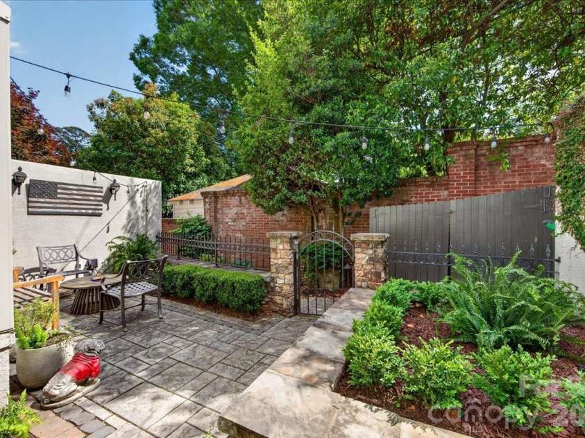 202 Perrin Place, Charlotte, NC 28207.  MLS# CAR4372798, YatesRealty ID 22270. 