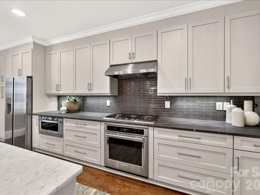 202 Perrin Place, Charlotte, NC 28207.  MLS# CAR4372798, YatesRealty ID 22270. 