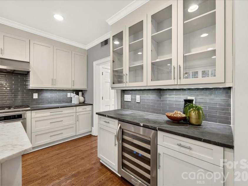202 Perrin Place, Charlotte, NC 28207.  MLS# CAR4372798, YatesRealty ID 22270. 