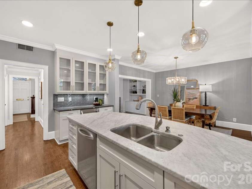 202 Perrin Place, Charlotte, NC 28207.  MLS# CAR4372798, YatesRealty ID 22270. 