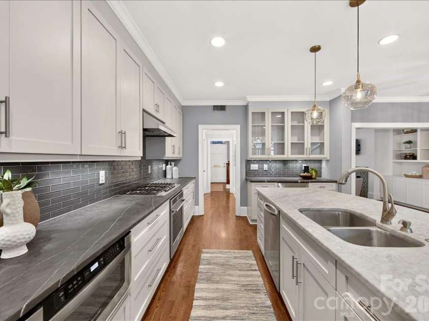 202 Perrin Place, Charlotte, NC 28207.  MLS# CAR4372798, YatesRealty ID 22270. 