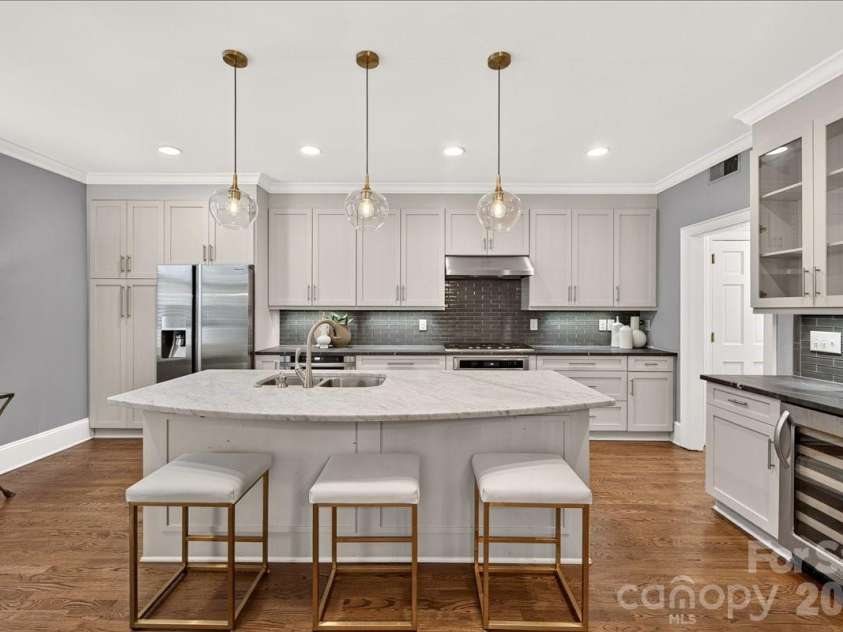 202 Perrin Place, Charlotte, NC 28207.  MLS# CAR4372798, YatesRealty ID 22270. 