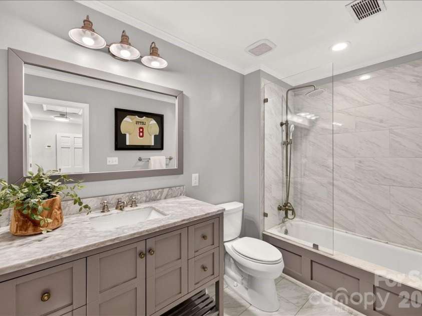 202 Perrin Place, Charlotte, NC 28207.  MLS# CAR4372798, YatesRealty ID 22270. Guest Bath