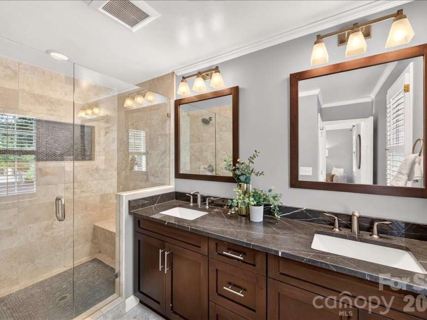 202 Perrin Place, Charlotte, NC 28207.  MLS# CAR4372798, YatesRealty ID 22270. Primary Bathroom
