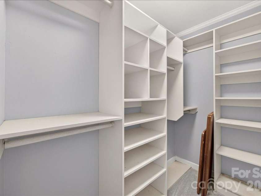 202 Perrin Place, Charlotte, NC 28207.  MLS# CAR4372798, YatesRealty ID 22270. Primary Closet