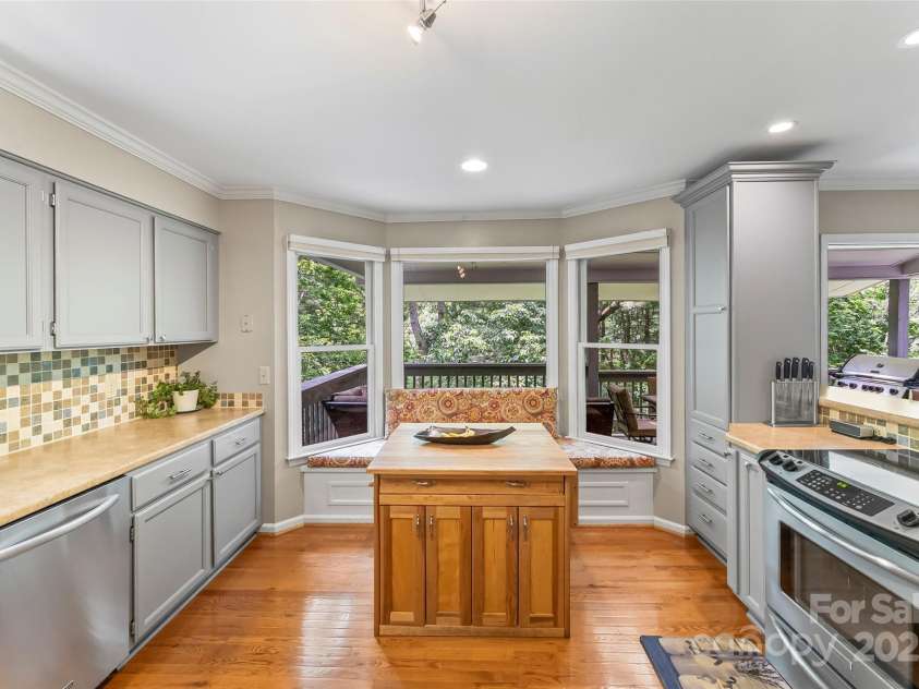 23 Forest Edge Drive, Asheville, NC 28806.  MLS# CAR4272618, YatesRealty ID 22271. 