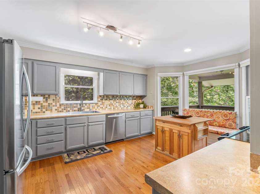 23 Forest Edge Drive, Asheville, NC 28806.  MLS# CAR4272618, YatesRealty ID 22271. 