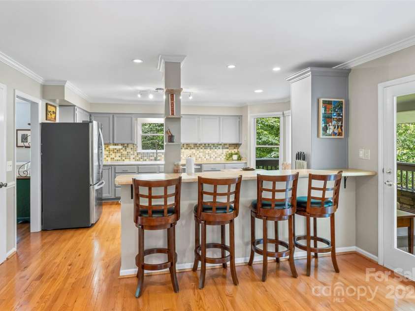 23 Forest Edge Drive, Asheville, NC 28806.  MLS# CAR4272618, YatesRealty ID 22271. Bar seating between kitchen and family room