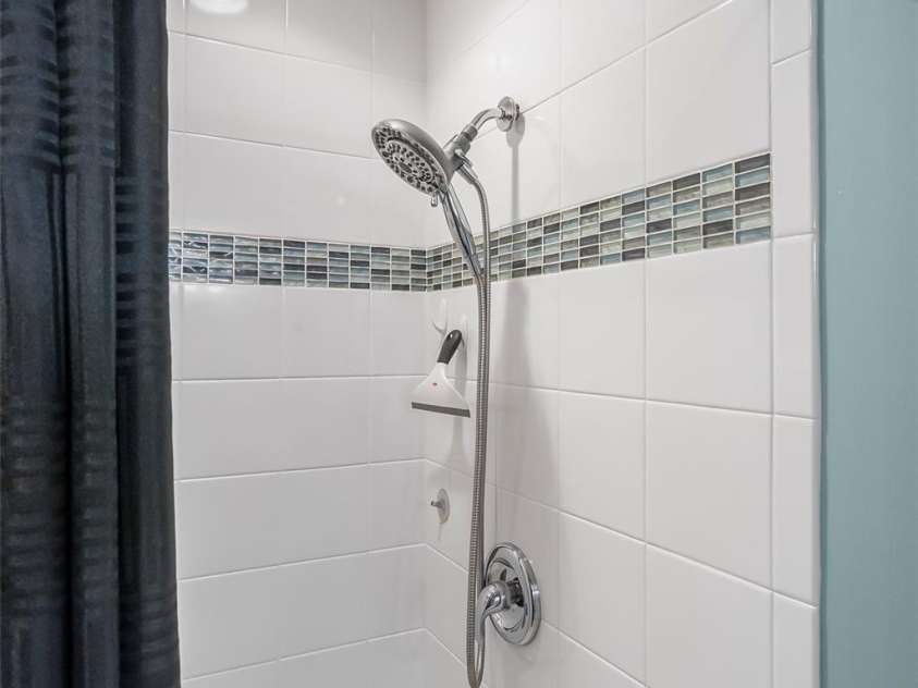 23 Forest Edge Drive, Asheville, NC 28806.  MLS# CAR4272618, YatesRealty ID 22271. Primary suite bathroom