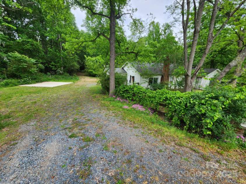 35643 City Lake Drive, Albemarle, NC 28001.  MLS# CAR4250915, YatesRealty ID 22272. Driveway