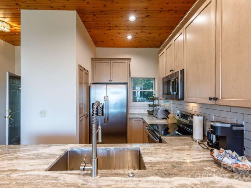 114 Slickrock Road, Burnsville, NC 28714.  MLS# CAR4269571, YatesRealty ID 22275. 