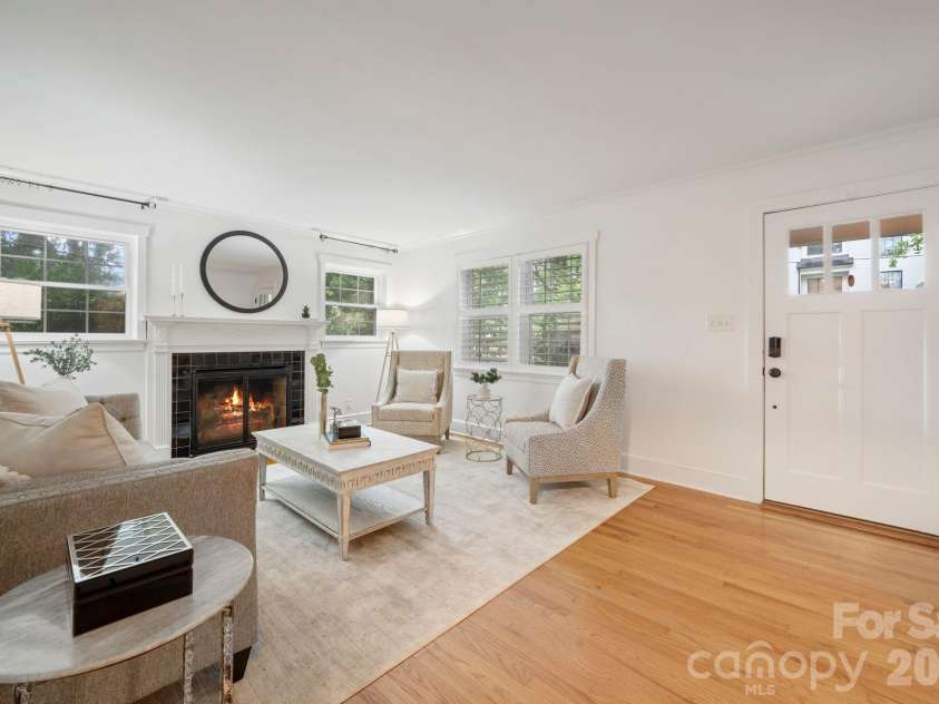 4218 Windemere Lane, Charlotte, NC 28211.  MLS# CAR4358912, YatesRealty ID 22275. 